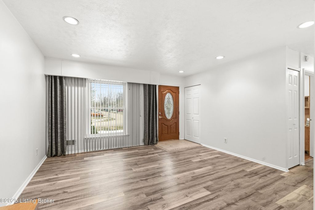 Photo of 7512 Eider Dr, Louisville, KY 40258 (MLS # 1705464)