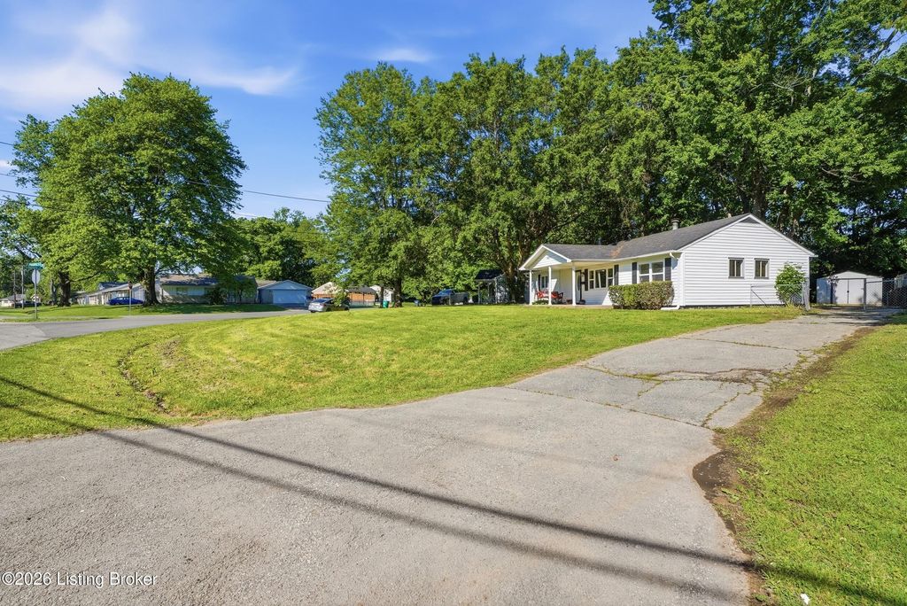Photo of 4827 Andalusia Ln, Louisville, KY 40272 (MLS # 1716864)
