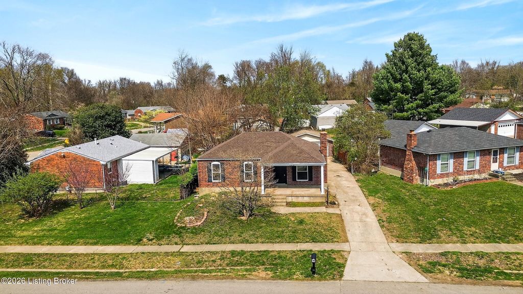 Photo of 10110 Closterwood Dr, Louisville, KY 40229 (MLS # 1712818)
