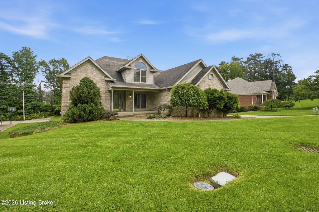 Photo of 8109 Windsor Lakes Ct, Louisville, KY 40214 (MLS # 1720227)