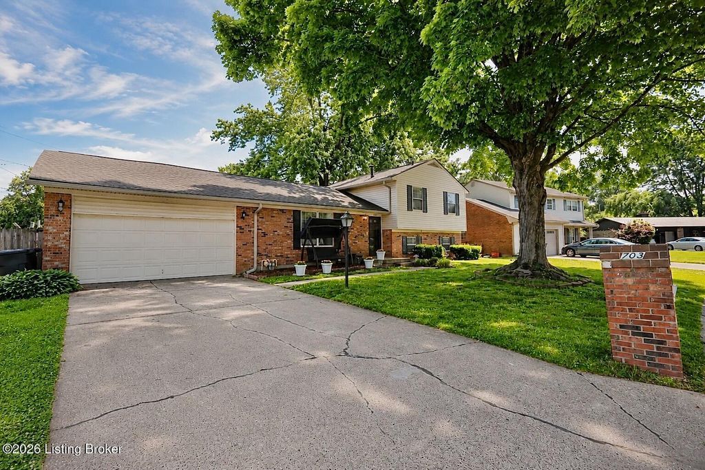 Photo of 703 Dogwood Rd, Jeffersonville, IN 47130 (MLS # 1716991)