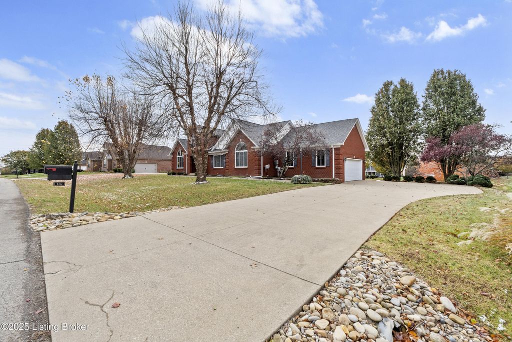 Photo of 126 Deep Springs Dr, Bardstown, KY 40004 (MLS # 1703943)