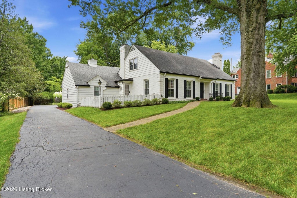 Photo of 1703 Sweetbriar Ln, Louisville, KY 40207 (MLS # 1724126)