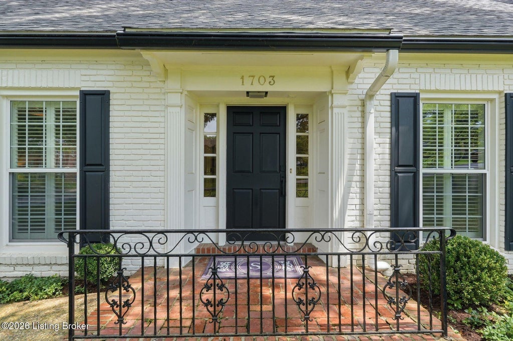 Photo of 1703 Sweetbriar Ln, Louisville, KY 40207 (MLS # 1724126)