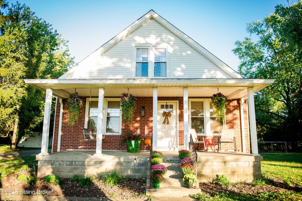 Photo of 7009 Echo Trail, Jeffersontown, KY 40299 (MLS # 1701448)