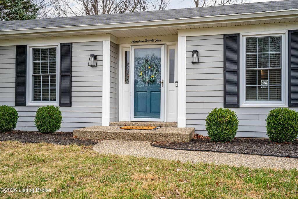 Photo of 1925 Arboro Pl, Louisville, KY 40220 (MLS # 1711152)