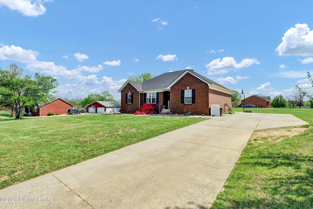 Photo of 1025 Walnut Creek Dr, Bardstown, KY 40004 (MLS # 1714090)