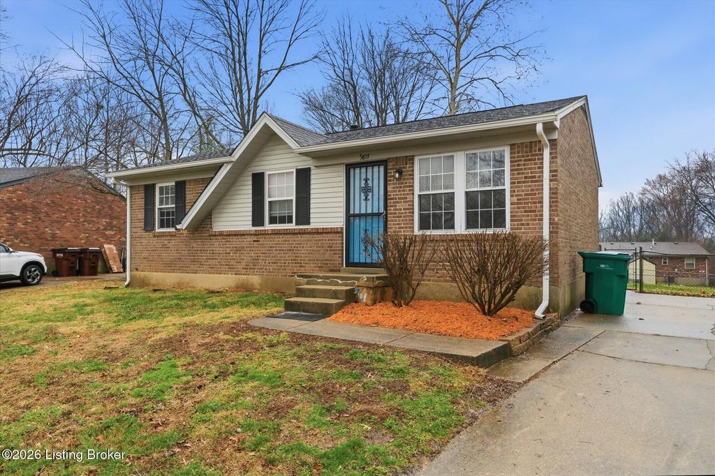 Photo of 5817 Medtree Pl, Louisville, KY 40229 (MLS # 1710671)
