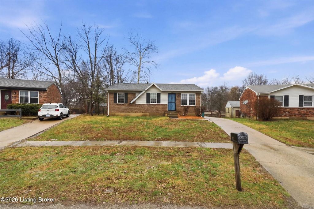 Photo of 5817 Medtree Pl, Louisville, KY 40229 (MLS # 1710671)