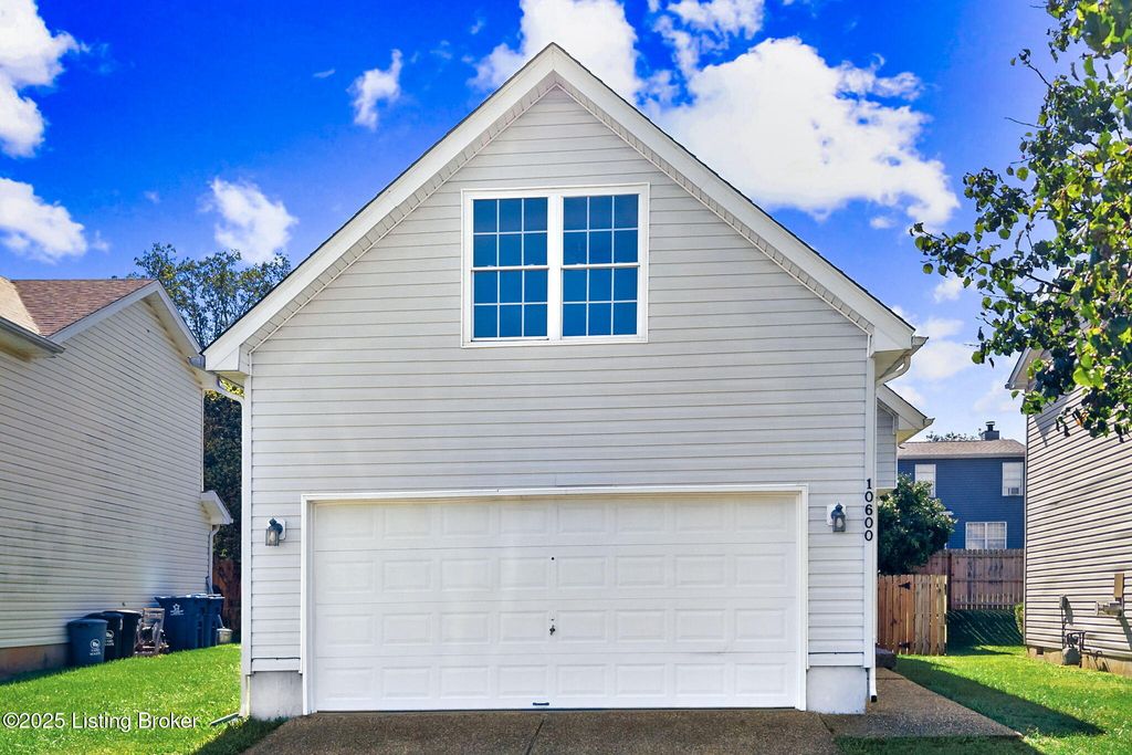Photo of 10600 Pinoak View Dr, Louisville, KY 40299 (MLS # 1700233)