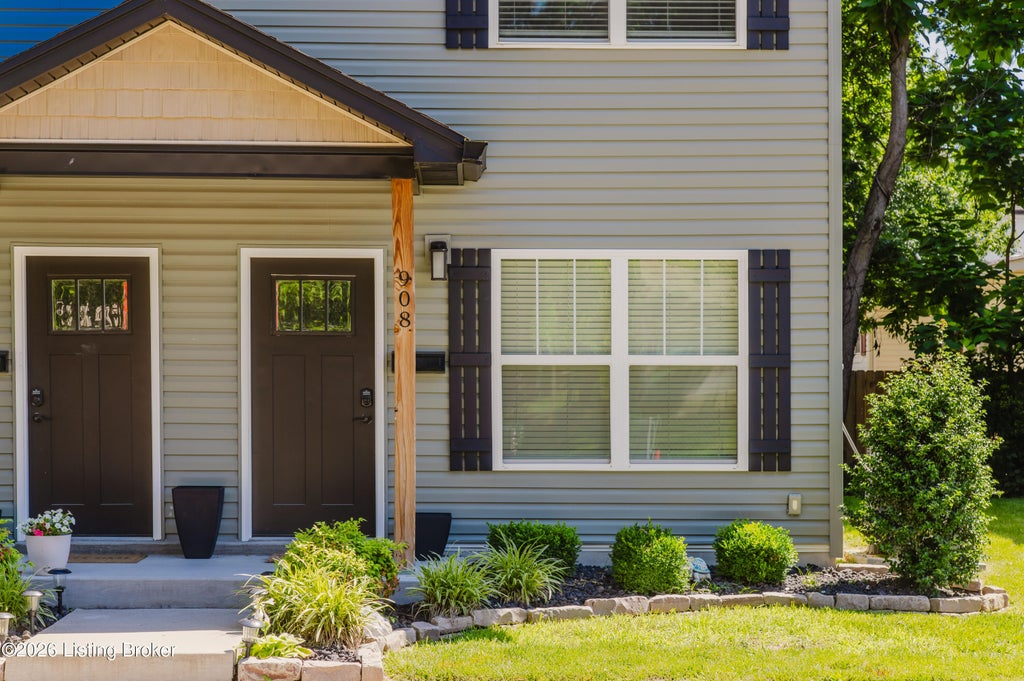 Photo of 908 Mechanic St, Jeffersonville, IN 47130 (MLS # 1719476)