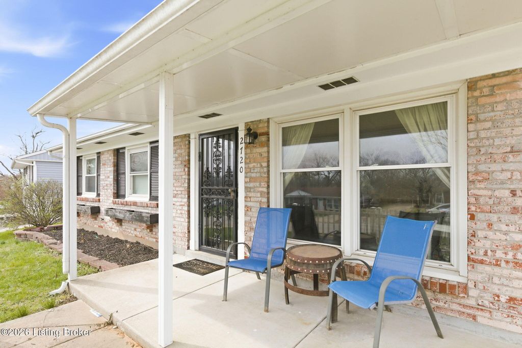 Photo of 2720 Tregaron Ave, Jeffersontown, KY 40299 (MLS # 1714191)