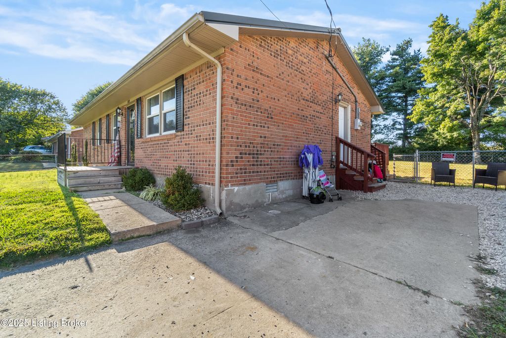 Photo of 1105 Emory Rd, Elizabethtown, KY 42701 (MLS # 1701178)