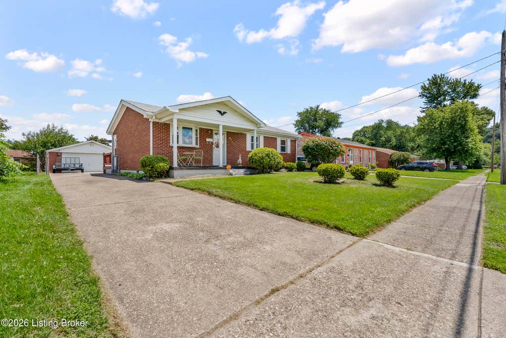 Photo of 5417 Logwood Ave, Louisville, KY 40272 (MLS # 1723491)