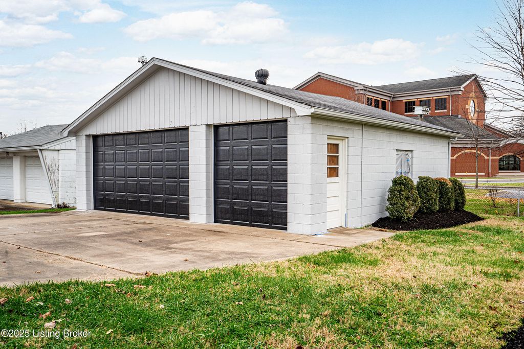 Photo of 9109 Seaforth Dr, Louisville, KY 40258 (MLS # 1703509)