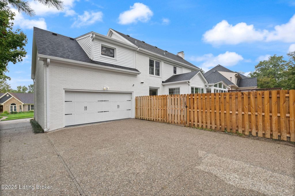 Photo of 14305 Glensford Pl, Louisville, KY 40245 (MLS # 1700155)