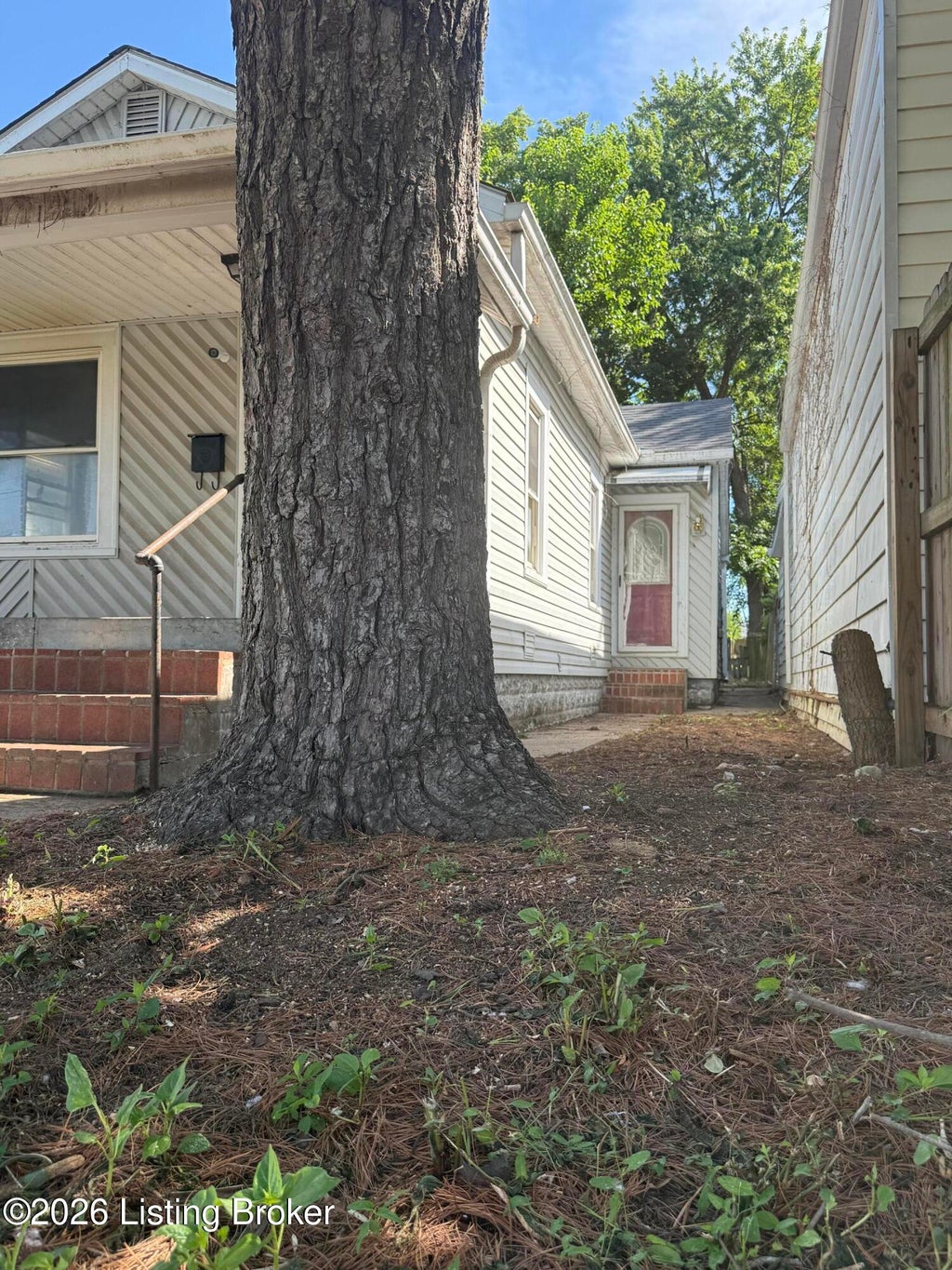 Photo of 821 E Burnett Ave, Louisville, KY 40217 (MLS # 1721059)