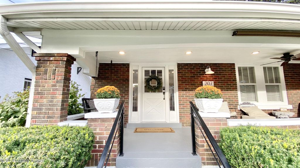 Photo of 207 Fairlawn Rd, Louisville, KY 40207 (MLS # 1712001)