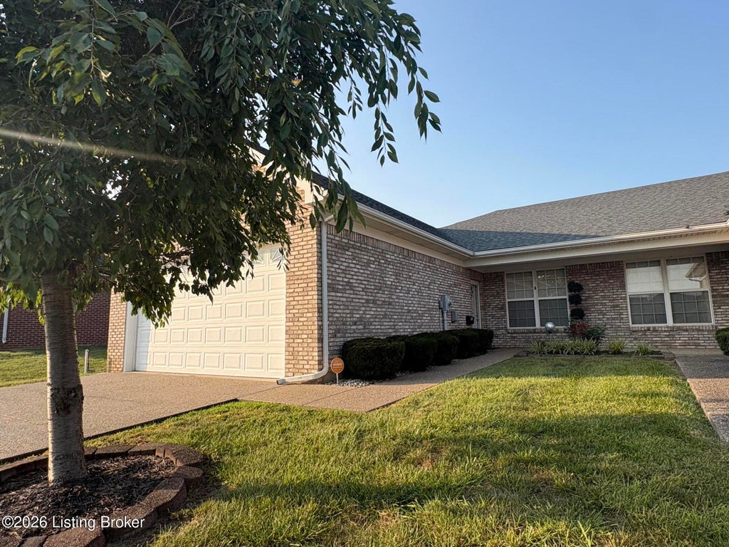 Photo of 134 Shawnee Ct, Shepherdsville, KY 40165 (MLS # 1728017)