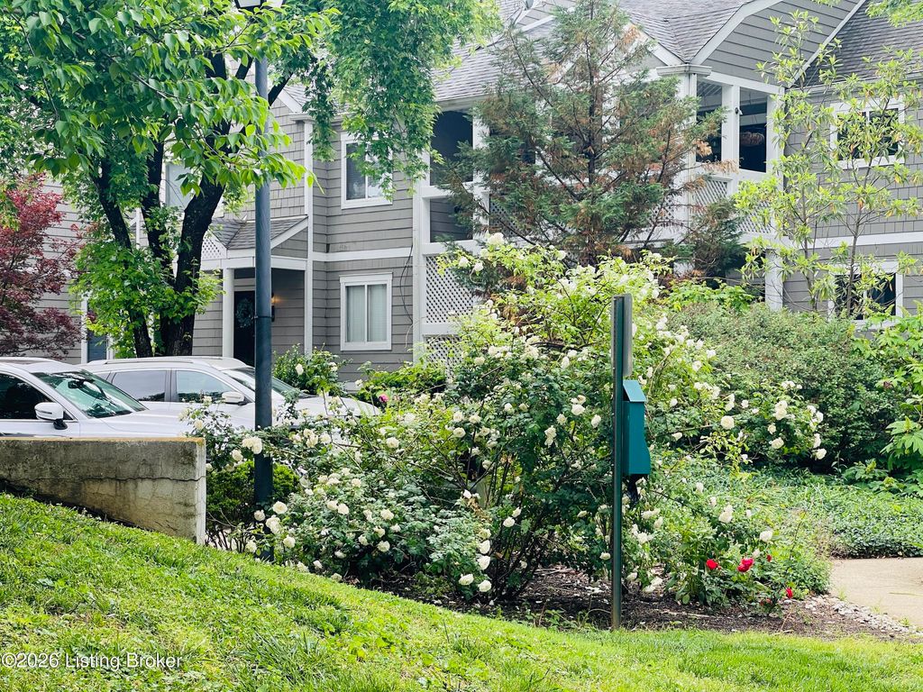 Photo of 10 Lake Ave, Louisville, KY 40206 (MLS # 1716989)