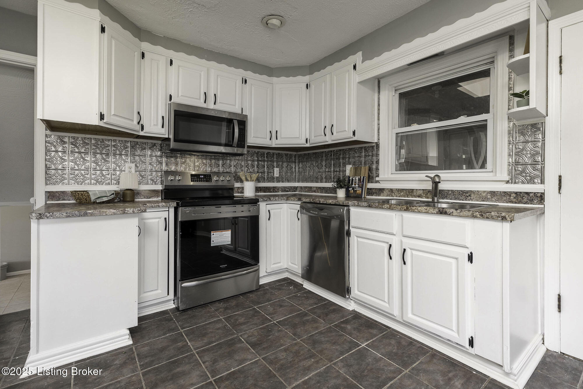 10606 Emma Jean Way, Louisville, Pennsylvania image 7