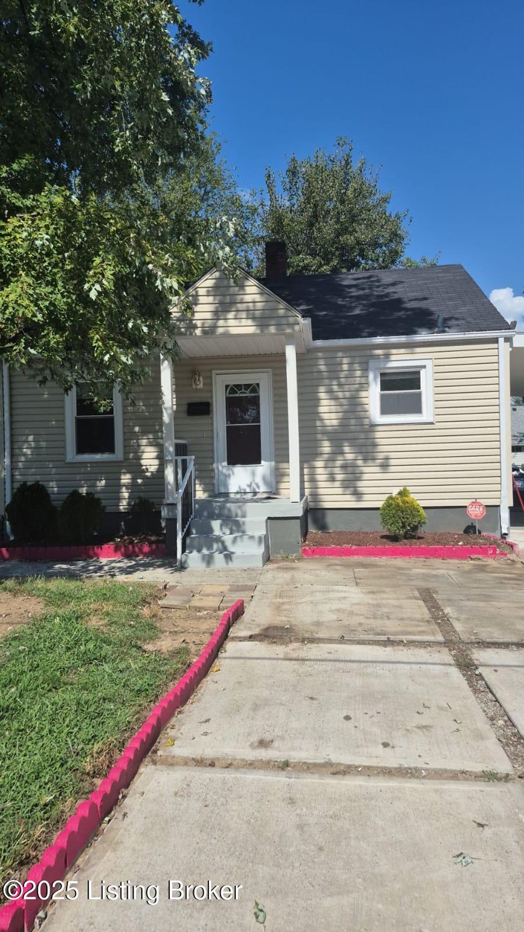 Photo of 1717 Theresa Ave, Louisville, KY 40216 (MLS # 1716208)