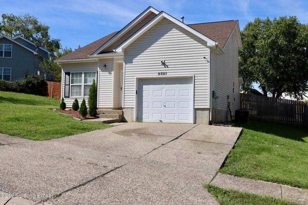 Photo of 6521 Bridleview Cir, Louisville, KY 40228 (MLS # 1700498)