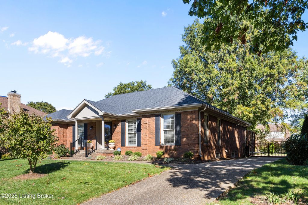 Photo of 1027 Garden Creek Cir, Louisville, KY 40223 (MLS # 1701637)