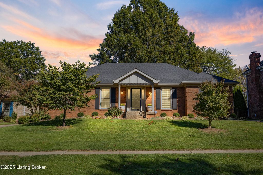 Photo of 1027 Garden Creek Cir, Louisville, KY 40223 (MLS # 1701637)