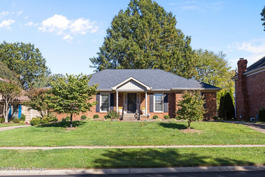 Photo of 1027 Garden Creek Cir, Louisville, KY 40223 (MLS # 1701637)
