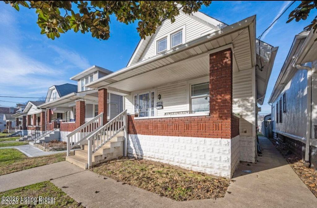 Photo of 2121 W Oak St, Louisville, KY 40210 (MLS # 1712162)