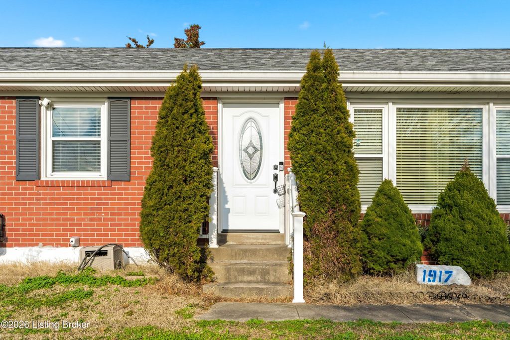 Photo of 1917 Taffeta Dr, Louisville, KY 40272 (MLS # 1706594)