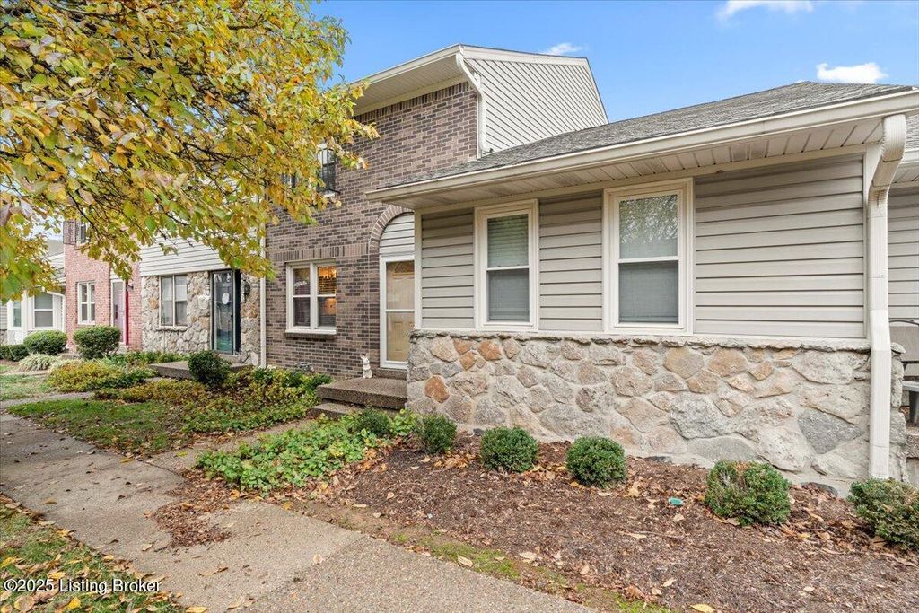 Photo of 10509 Burns Ct, Louisville, KY 40223 (MLS # 1703472)