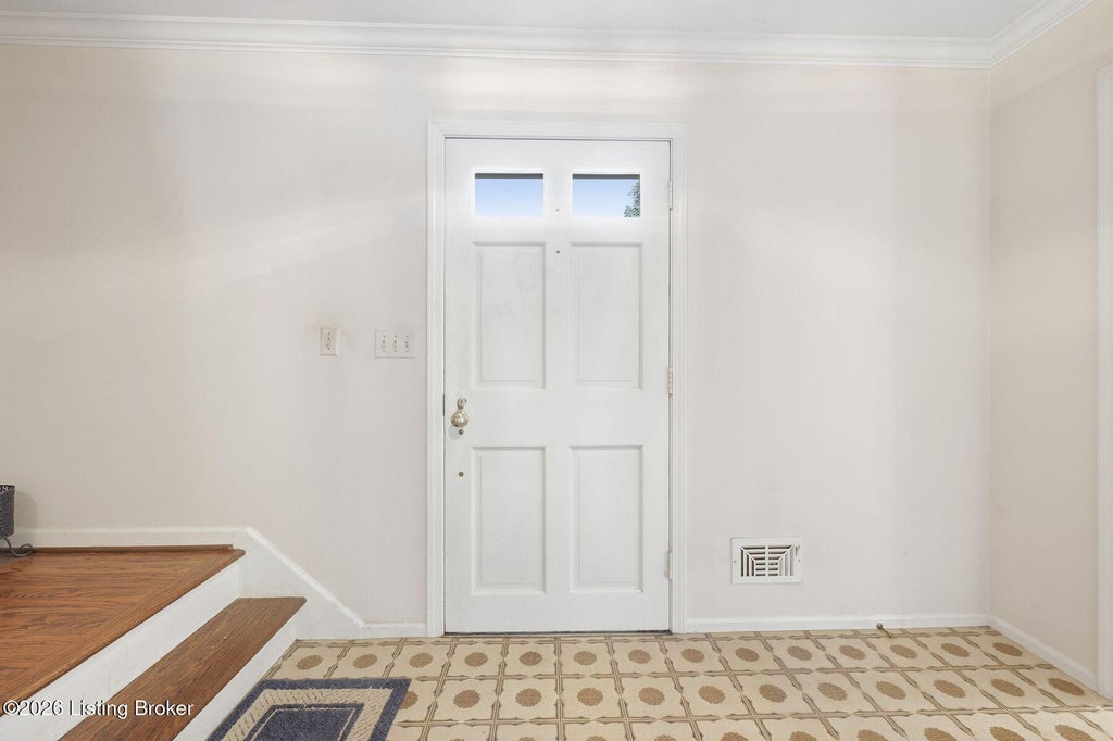 Photo of 2324 Thornhill Rd, Louisville, KY 40222 (MLS # 1730100)