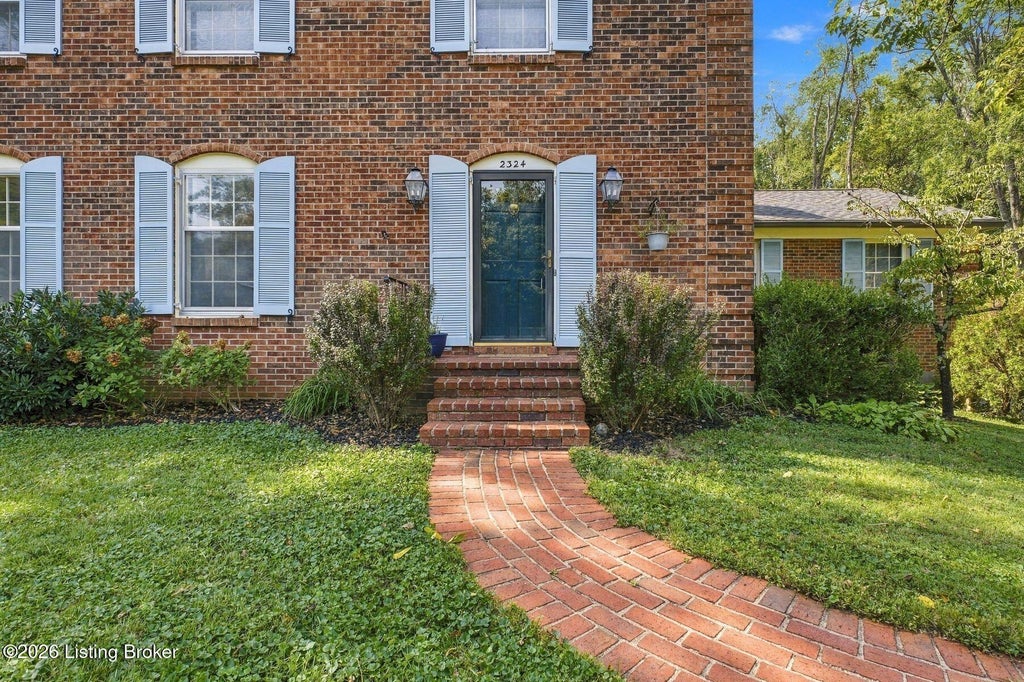Photo of 2324 Thornhill Rd, Louisville, KY 40222 (MLS # 1730100)