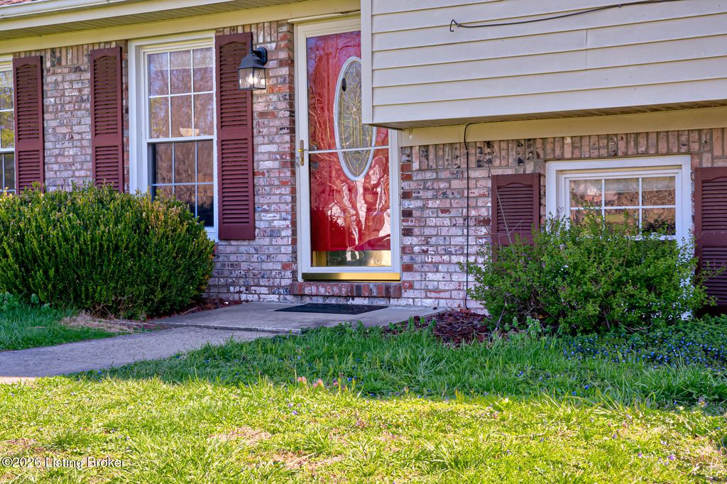 Photo of 108 Gloria Dr, Shelbyville, KY 40065 (MLS # 1712821)