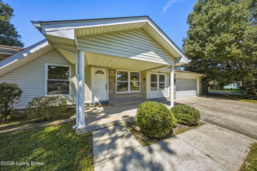 Photo of 109 N Circlecrest Dr, Louisville, KY 40229 (MLS # 1727730)