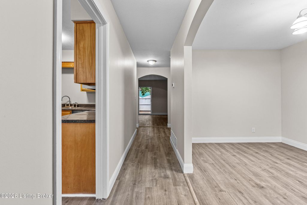 Photo of 602 La Fontenay Ct, Louisville, KY 40223 (MLS # 1715476)