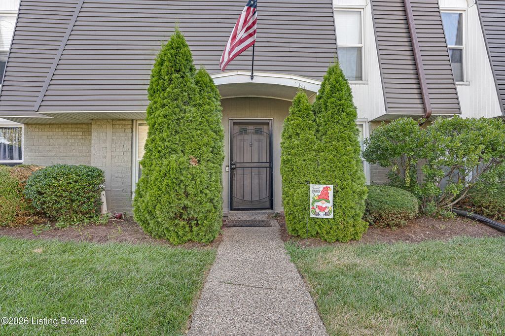 Photo of 602 La Fontenay Ct, Louisville, KY 40223 (MLS # 1715476)