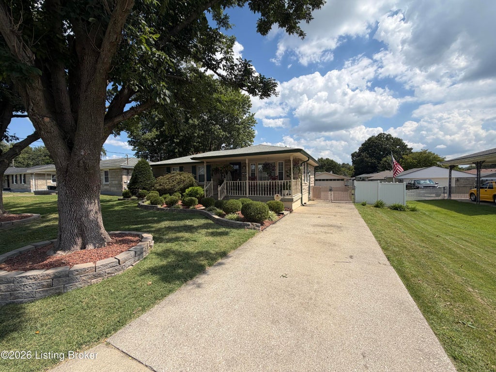 Photo of 7707 Columbine Dr, Louisville, KY 40258 (MLS # 1727697)