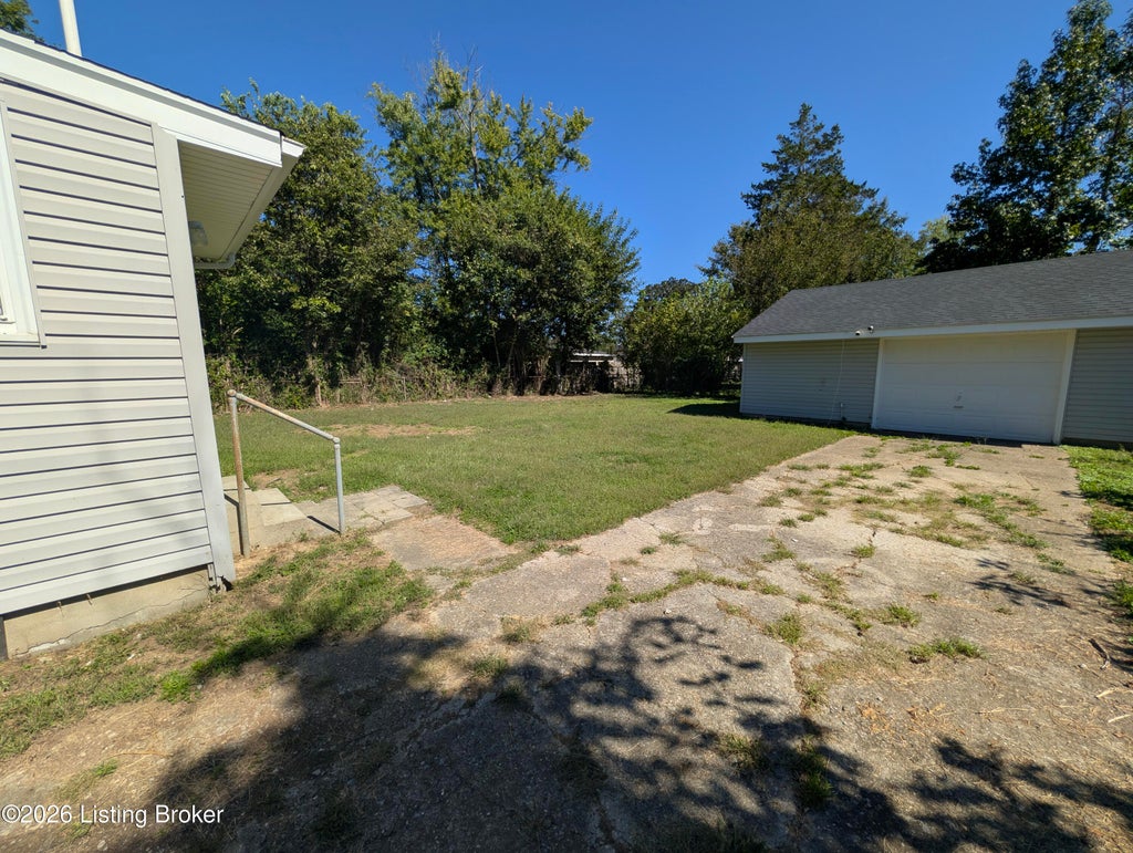 Photo of 13011 Ashlawn Dr, Louisville, KY 40272 (MLS # 1730461)