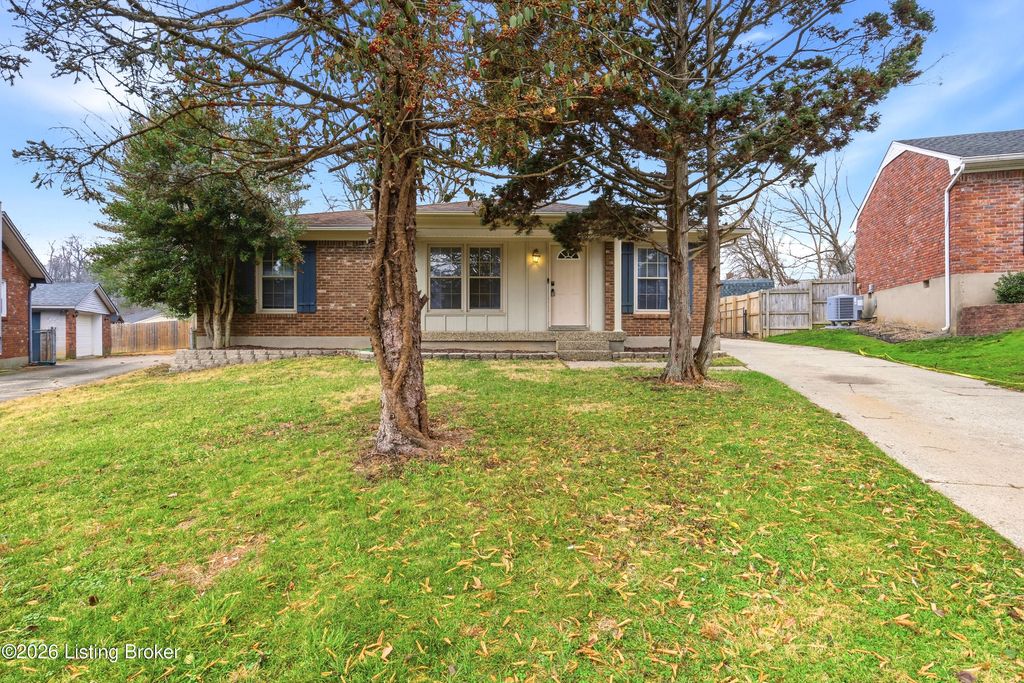 Photo of 6806 Creedmoor Ct, Louisville, KY 40228 (MLS # 1706638)