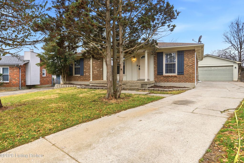 Photo of 6806 Creedmoor Ct, Louisville, KY 40228 (MLS # 1706638)