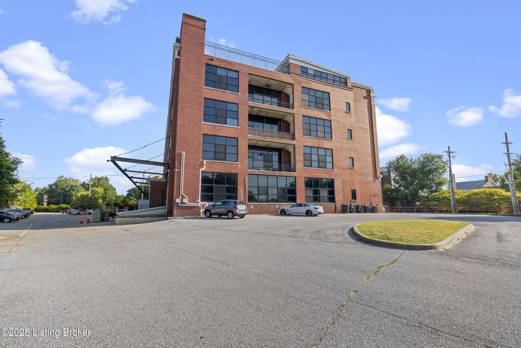 Photo of 2520 S 3rd St #305, Louisville, KY 40208 (MLS # 1706979)