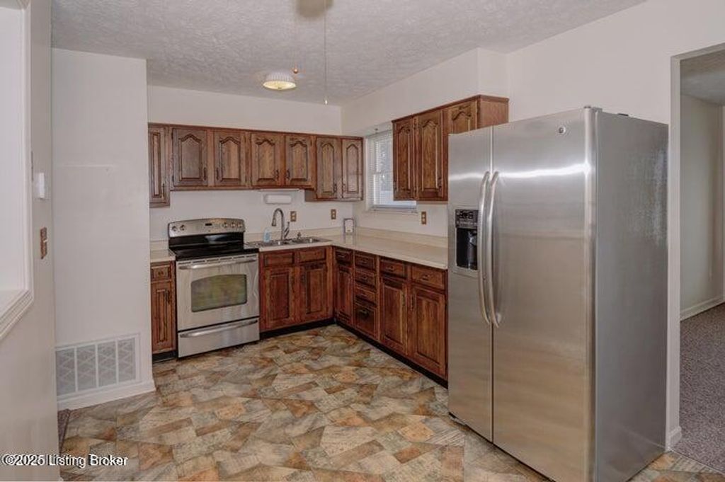 Photo of 5122 Roederer Dr, Louisville, KY 40219 (MLS # 1704917)