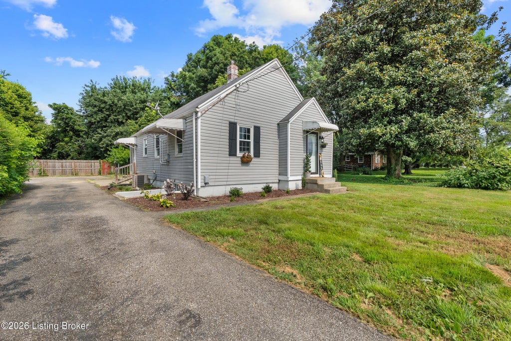 Photo of 10324 Deering Rd, Louisville, KY 40272 (MLS # 1725772)
