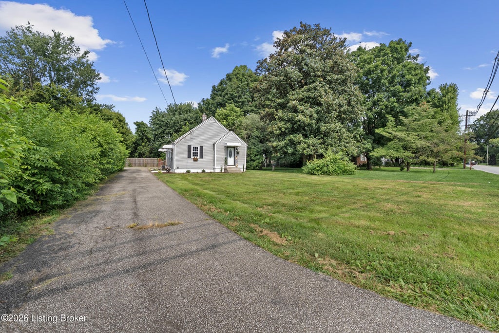 Photo of 10324 Deering Rd, Louisville, KY 40272 (MLS # 1725772)