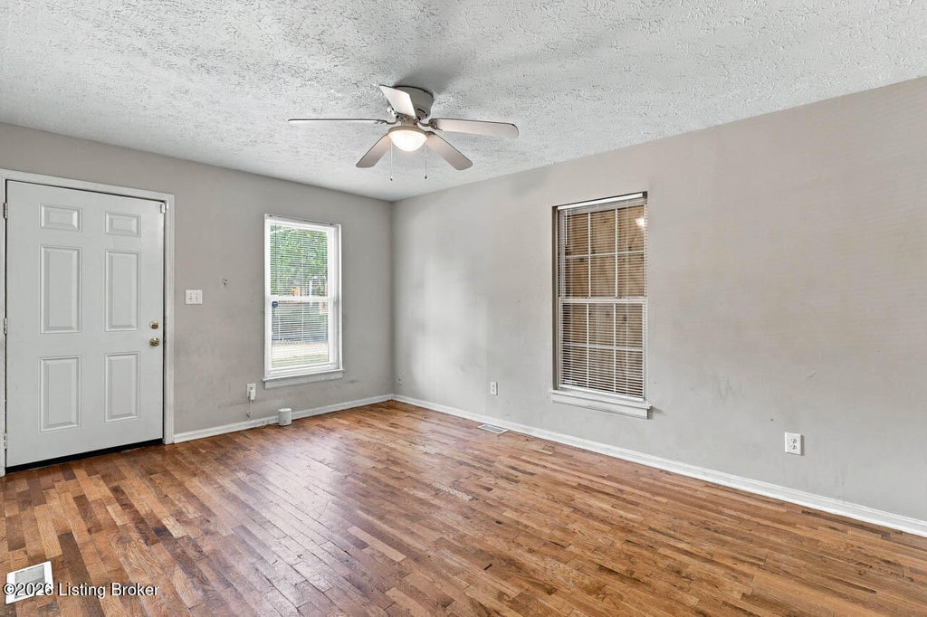 Photo of 2521 W Chestnut St, Louisville, KY 40211 (MLS # 1731824)