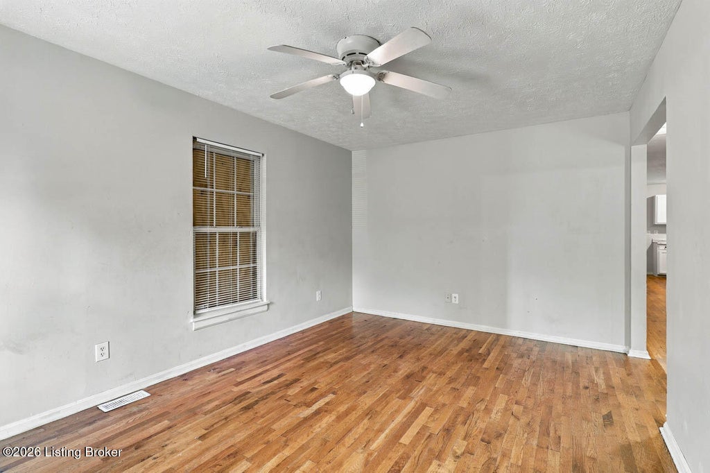 Photo of 2521 W Chestnut St, Louisville, KY 40211 (MLS # 1731824)