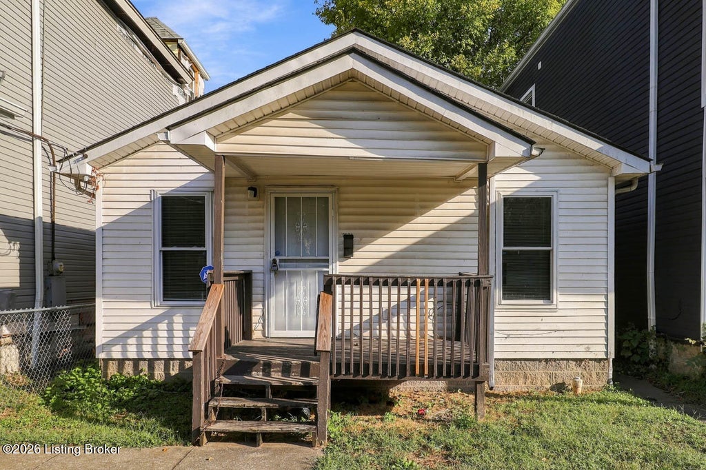 Photo of 2521 W Chestnut St, Louisville, KY 40211 (MLS # 1731824)
